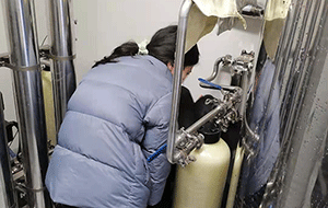 实验室超纯水机出水有气泡是什么原因？